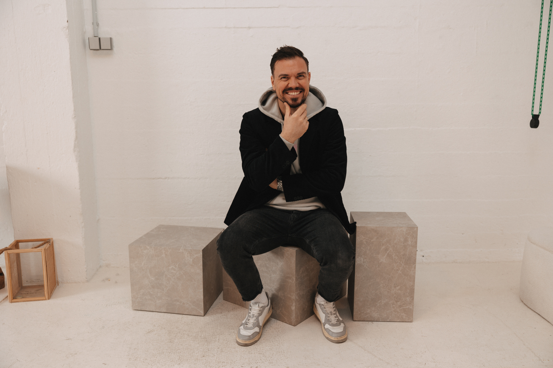 Eric, Fotograf im Atelier81, mit Kamera