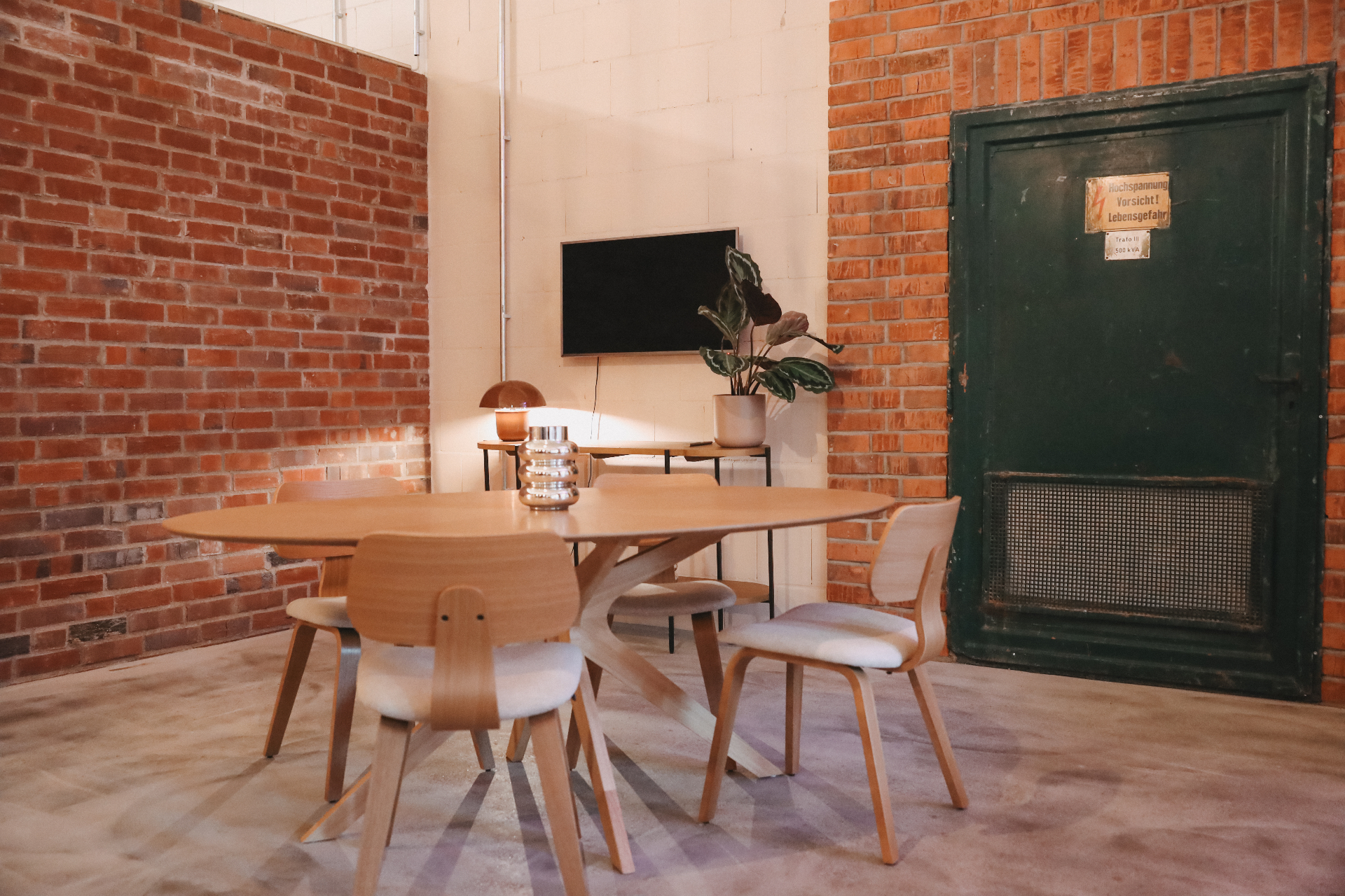 Lichtdurchflutete Loungeecke im Atelier81 mit Samtsofa und Marmortisch